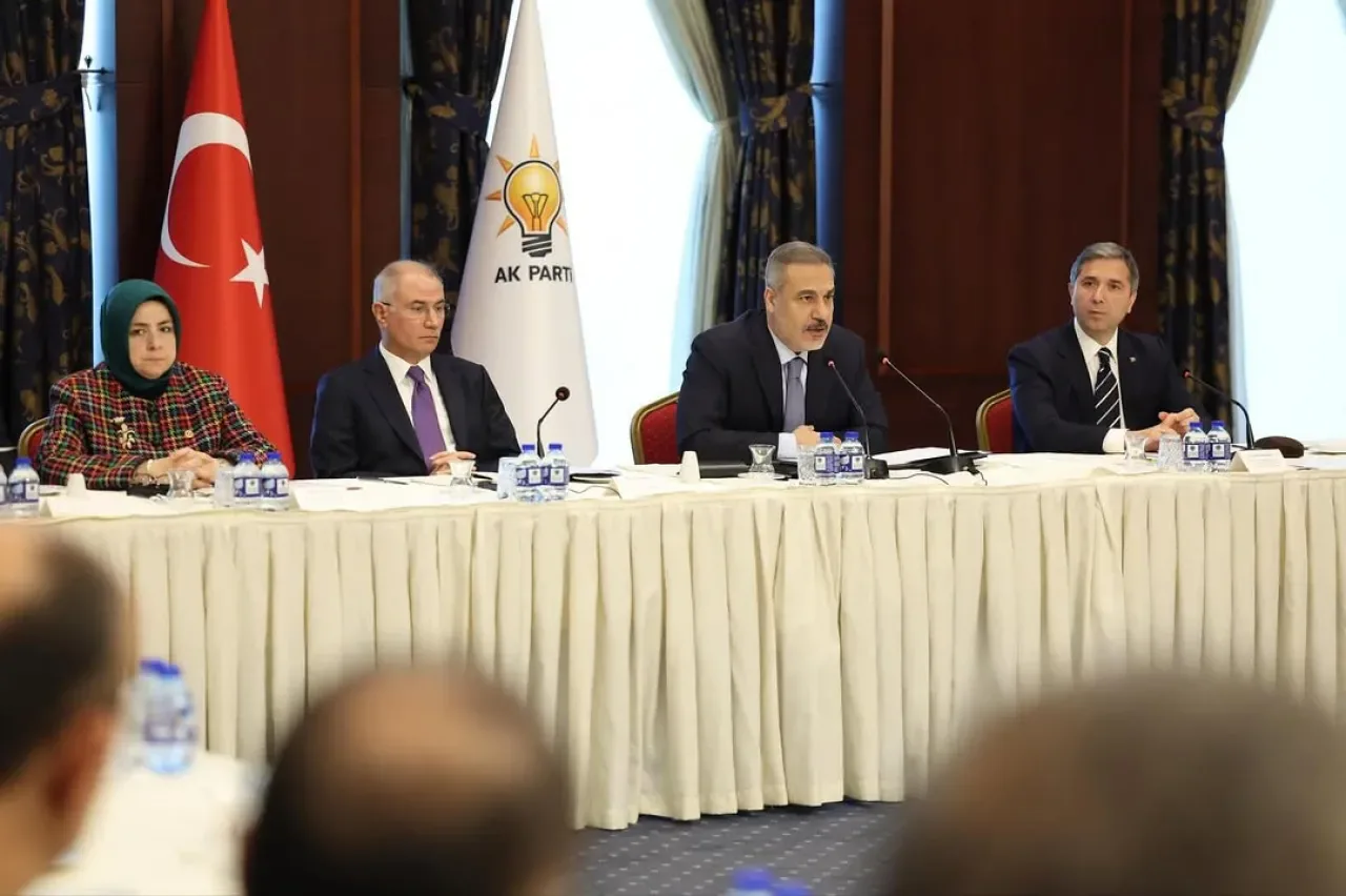 AK Parti Marmara Bölgesi Milletvekilleri ile Dışişleri Bakanı Hakan Fidan Bir Araya Geldi AK Parti Marmara Bölgesi Milletvekilleri ile Dışişleri Bakanı Hakan Fidan Bir Araya Geldi