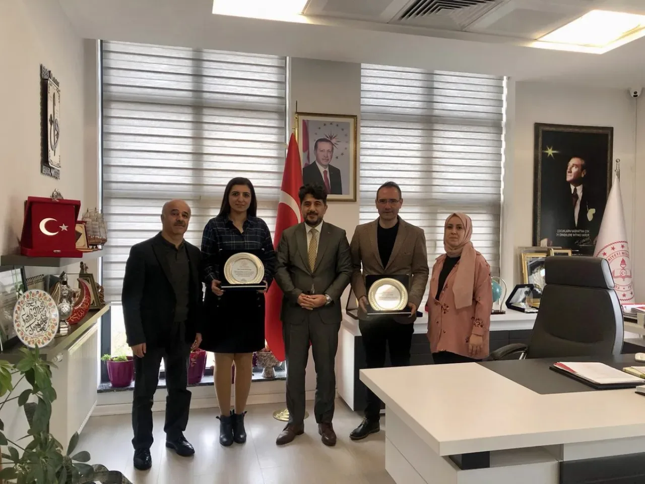 Gaziosmanpaşa'da Öğretmenlere Plaket Takdimi Gaziosmanpaşa'da Öğretmenlere Plaket Takdimi