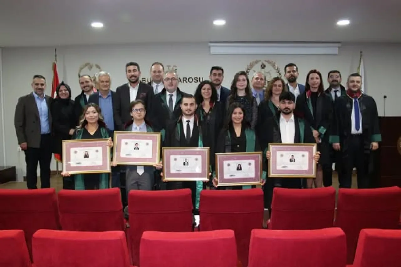 Bursa Barosu'na Yeni Avukatlar Katıldı: Ruhsat Töreni Gerçekleştirildi Bursa Barosu'na Yeni Avukatlar Katıldı: Ruhsat Töreni Gerçekleştirildi