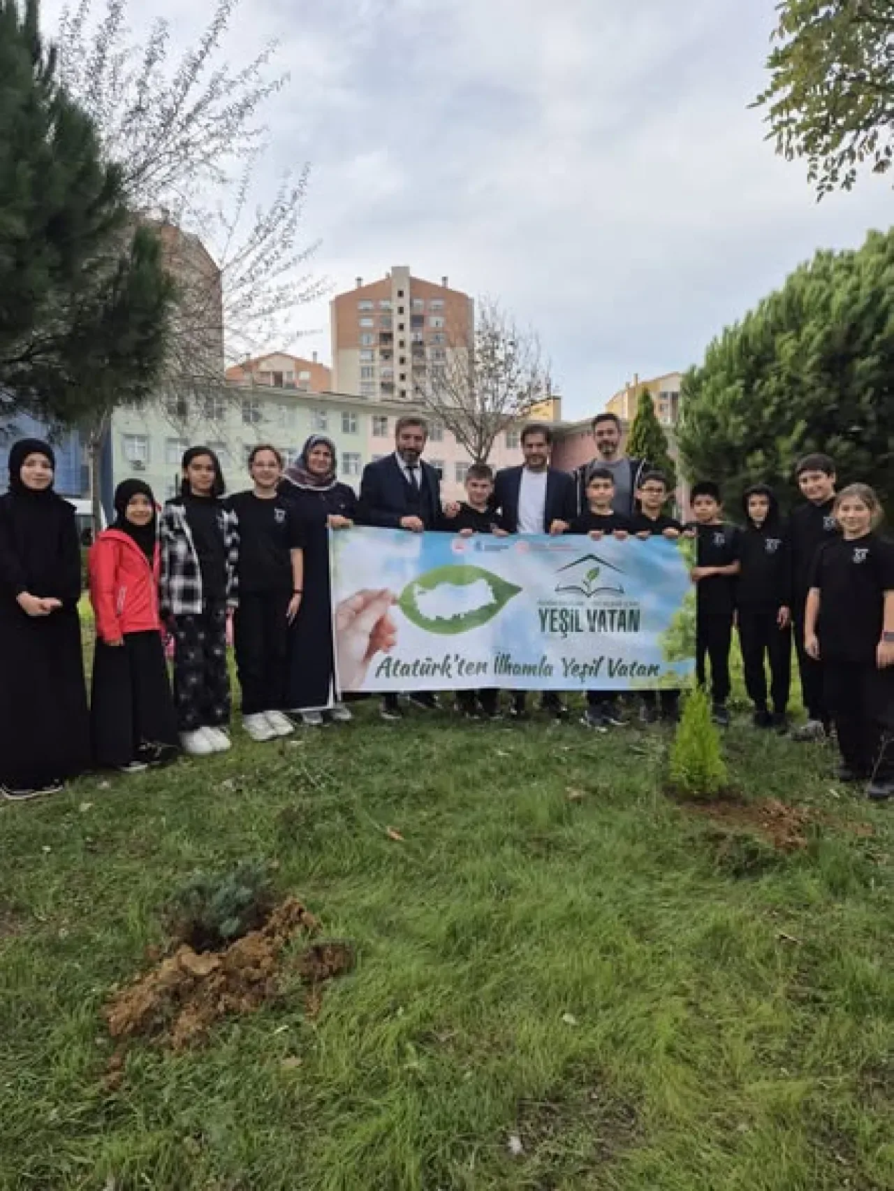 Başakşehir'de 24 Kasım Öğretmenler Günü'nde Fidan Dikim Etkinliği Başakşehir'de 24 Kasım Öğretmenler Günü'nde Fidan Dikim Etkinliği