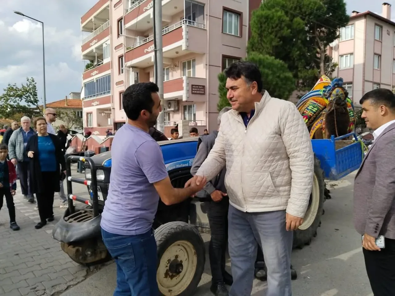 Havran Belediye Başkanı Emin Ersoy, Havut Giydirme Hayrı'na Katıldı Havran Belediye Başkanı Emin Ersoy, Havut Giydirme Hayrı'na Katıldı