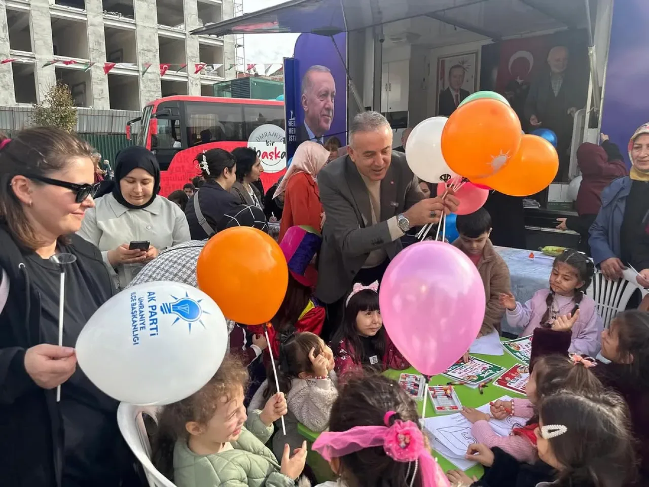 AK Parti Ümraniye'de Dünya Çocuk Hakları Günü'nü Çocuklarla Kutladı AK Parti Ümraniye'de Dünya Çocuk Hakları Günü'nü Çocuklarla Kutladı
