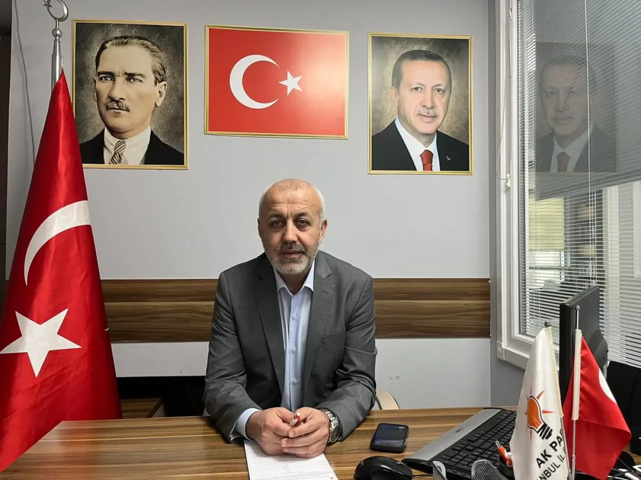 AK Parti Ümraniye İlçe Başkanlığı'nda Vatandaş Nöbetçisi Görevde AK Parti Ümraniye İlçe Başkanlığı'nda Vatandaş Nöbetçisi Görevde