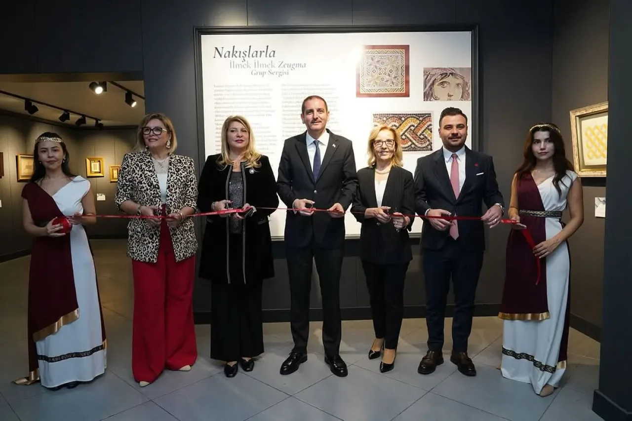 CHP Üsküdar'da Nakışlarla İşlenen Zeugma Sergisi Açıldı CHP Üsküdar'da Nakışlarla İşlenen Zeugma Sergisi Açıldı