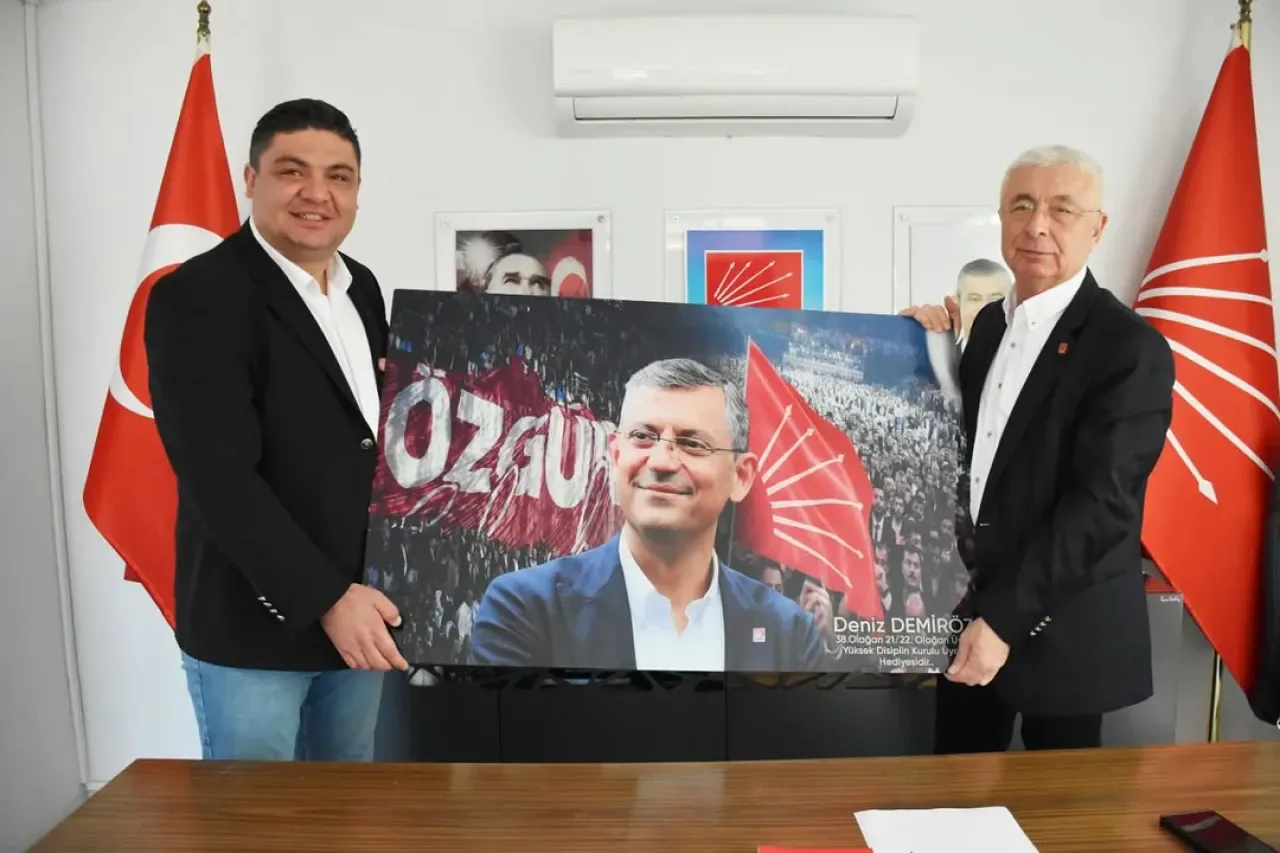 CHP Antalya'da Yeni Dönem Ziyareti: Demiröz'den Kamacı'ya Başarı Temennisi CHP Antalya'da Yeni Dönem Ziyareti: Demiröz'den Kamacı'ya Başarı Temennisi