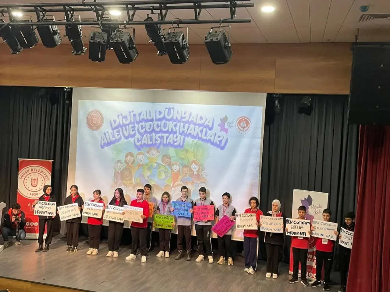 Gürsu'da Dijital Dünyada Aile ve Çocuk Hakları Çalıştayı Düzenlendi Gürsu'da Dijital Dünyada Aile ve Çocuk Hakları Çalıştayı Düzenlendi