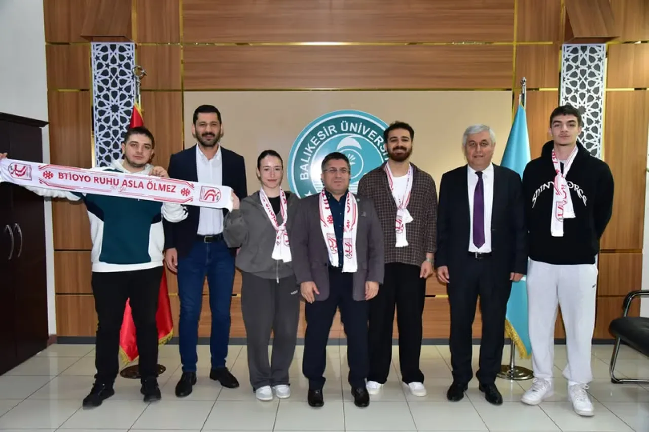 Balıkesir Üniversitesi Turizm Fakültesi'nden Rektör Oğurlu'ya 50. Yıl Teşekkürü Balıkesir Üniversitesi Turizm Fakültesi'nden Rektör Oğurlu'ya 50. Yıl Teşekkürü