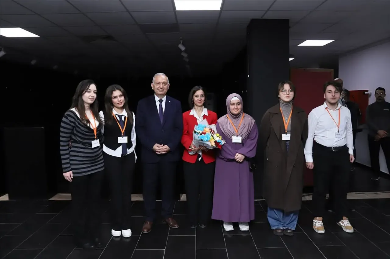Bandırma'da Genç Ressamların Eserleri Tunç Başaran Kültür Merkezi'nde Sanatseverlerle Buluşuyor Bandırma'da Genç Ressamların Eserleri Tunç Başaran Kültür Merkezi'nde Sanatseverlerle Buluşuyor