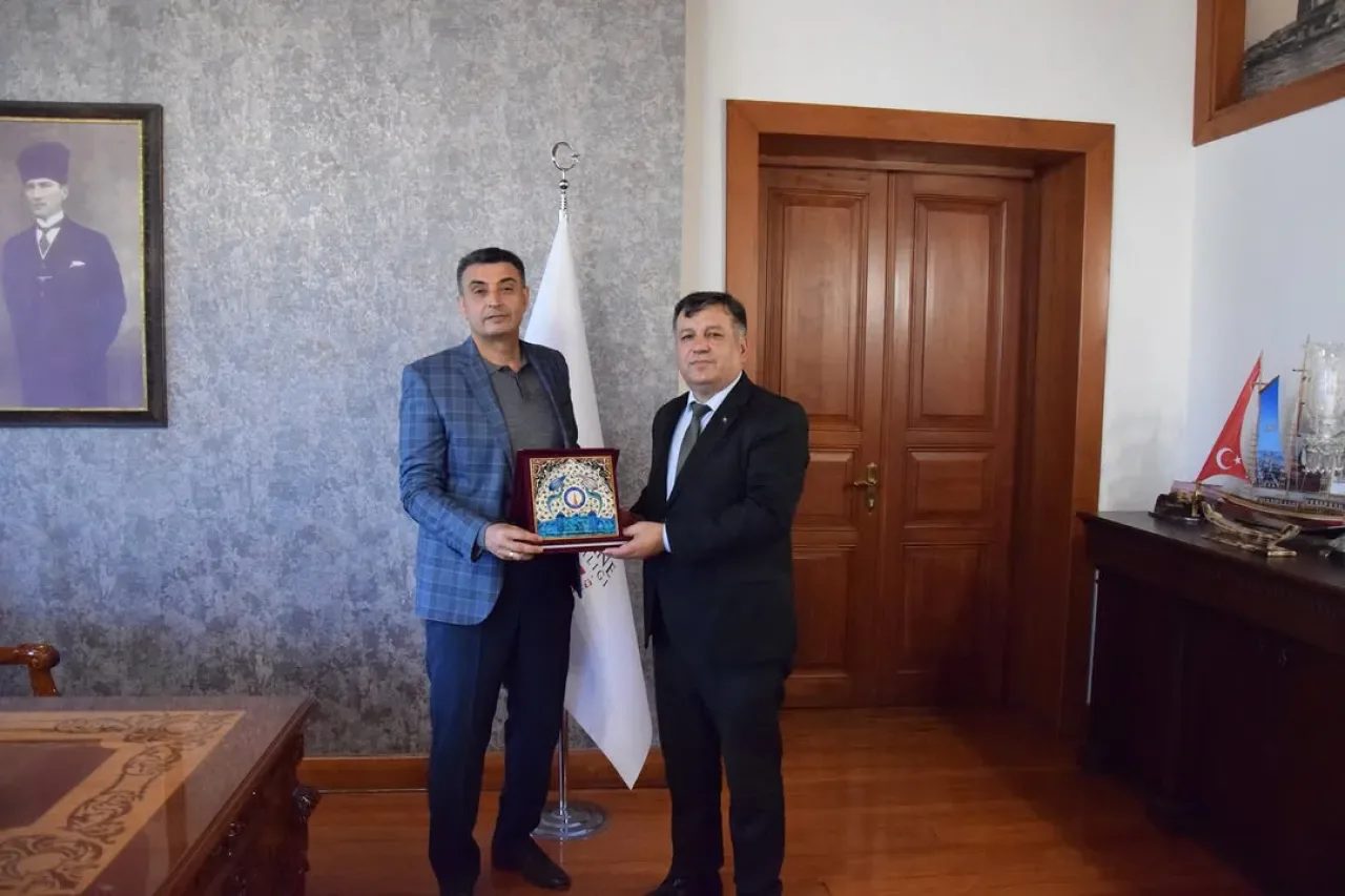 Kağıthane Kaymakamı Yüksel Kara'ya Ziyaretçi Akını Kağıthane Kaymakamı Yüksel Kara'ya Ziyaretçi Akını