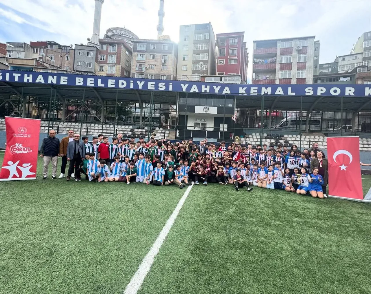 Kağıthane'de Okullar Arası Spor Turnuvası Coşkusu Kağıthane'de Okullar Arası Spor Turnuvası Coşkusu