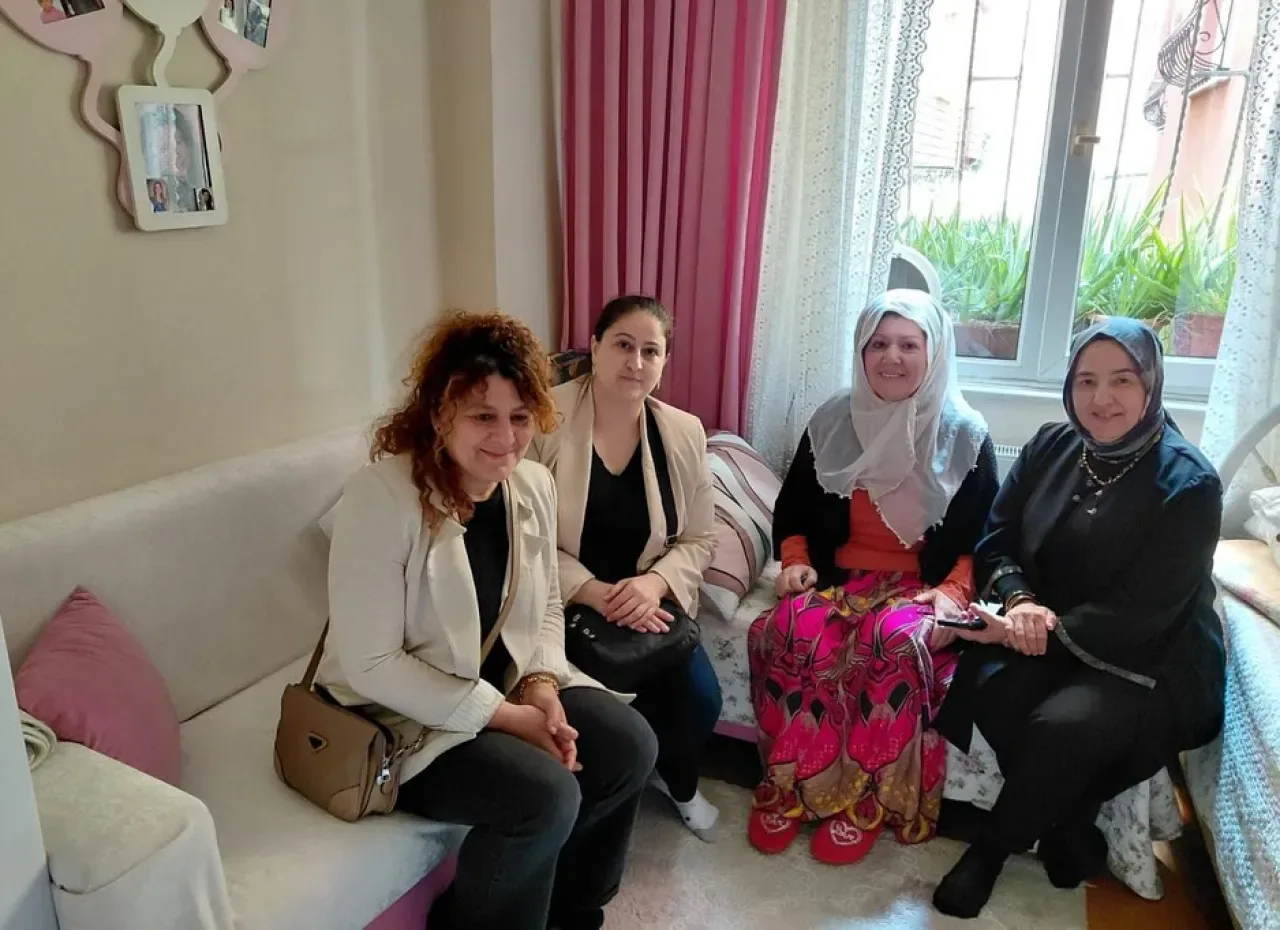 AK Parti Bahçelievler Kadın Kolları'ndan Mahalle Çalışmaları AK Parti Bahçelievler Kadın Kolları'ndan Mahalle Çalışmaları