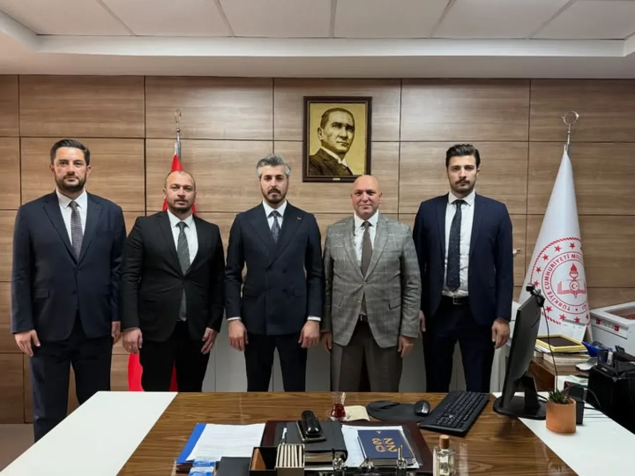 MHP Başakşehir İlçe Başkanlığı, Milli Eğitim Müdürü Ahmet Coşkun'u Ziyaret Etti MHP Başakşehir İlçe Başkanlığı, Milli Eğitim Müdürü Ahmet Coşkun'u Ziyaret Etti
