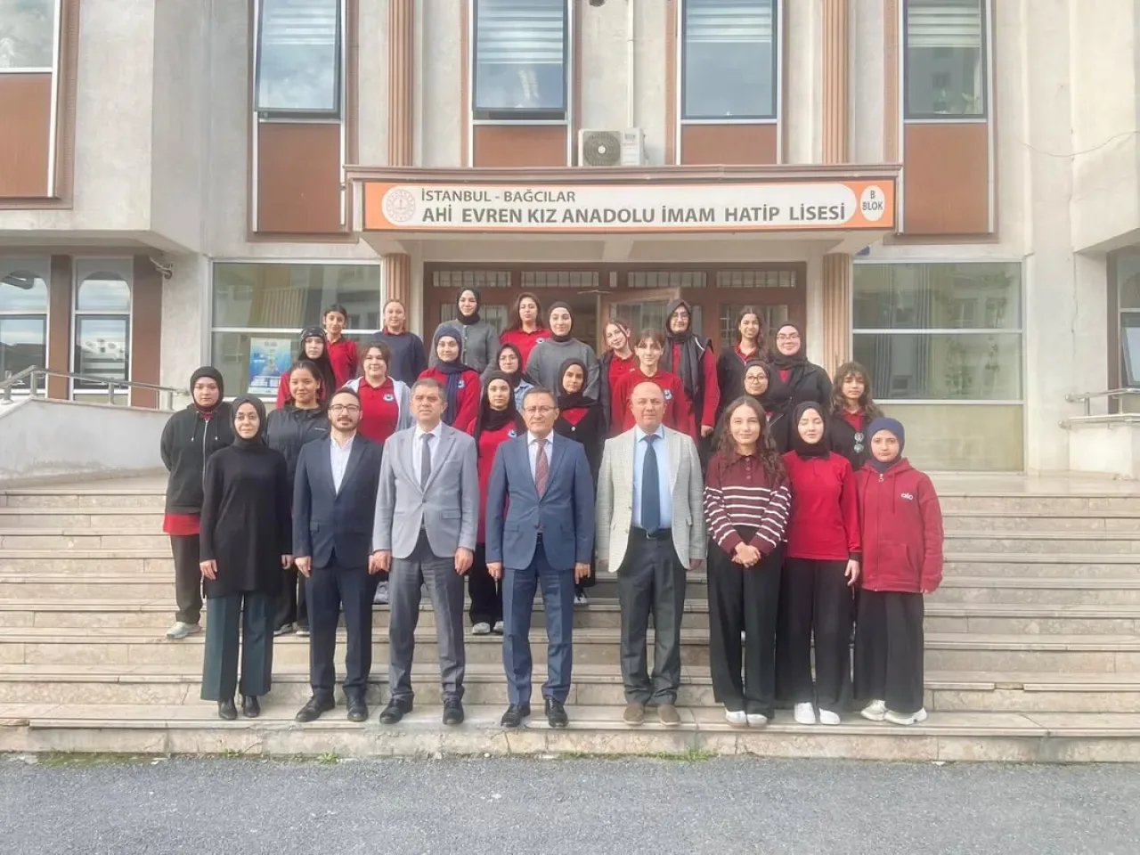 Bağcılar Kaymakamı Abdullah UÇGUN, Gençlerle Baş Başa Projesi Kapsamında Öğrencilerle Buluştu Bağcılar Kaymakamı Abdullah UÇGUN, Gençlerle Baş Başa Projesi Kapsamında Öğrencilerle Buluştu