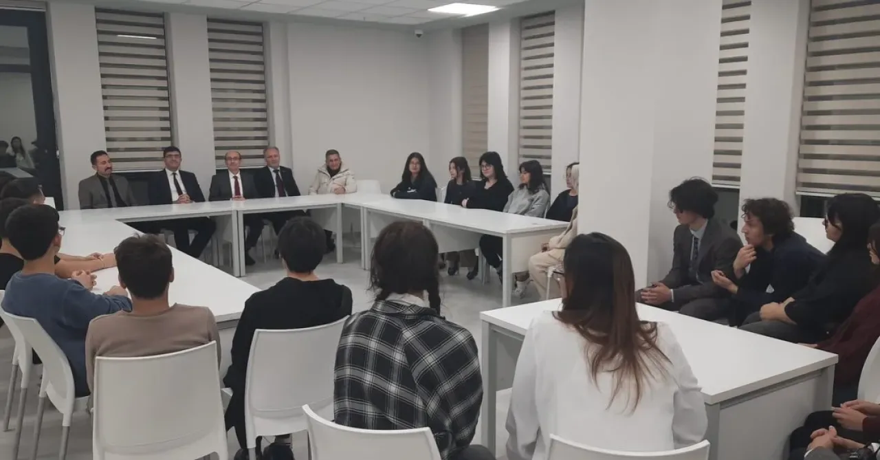 Yenimahalle'de Öğrencilerle Buluşma: Eğitimde Samimi Diyalog Yenimahalle'de Öğrencilerle Buluşma: Eğitimde Samimi Diyalog