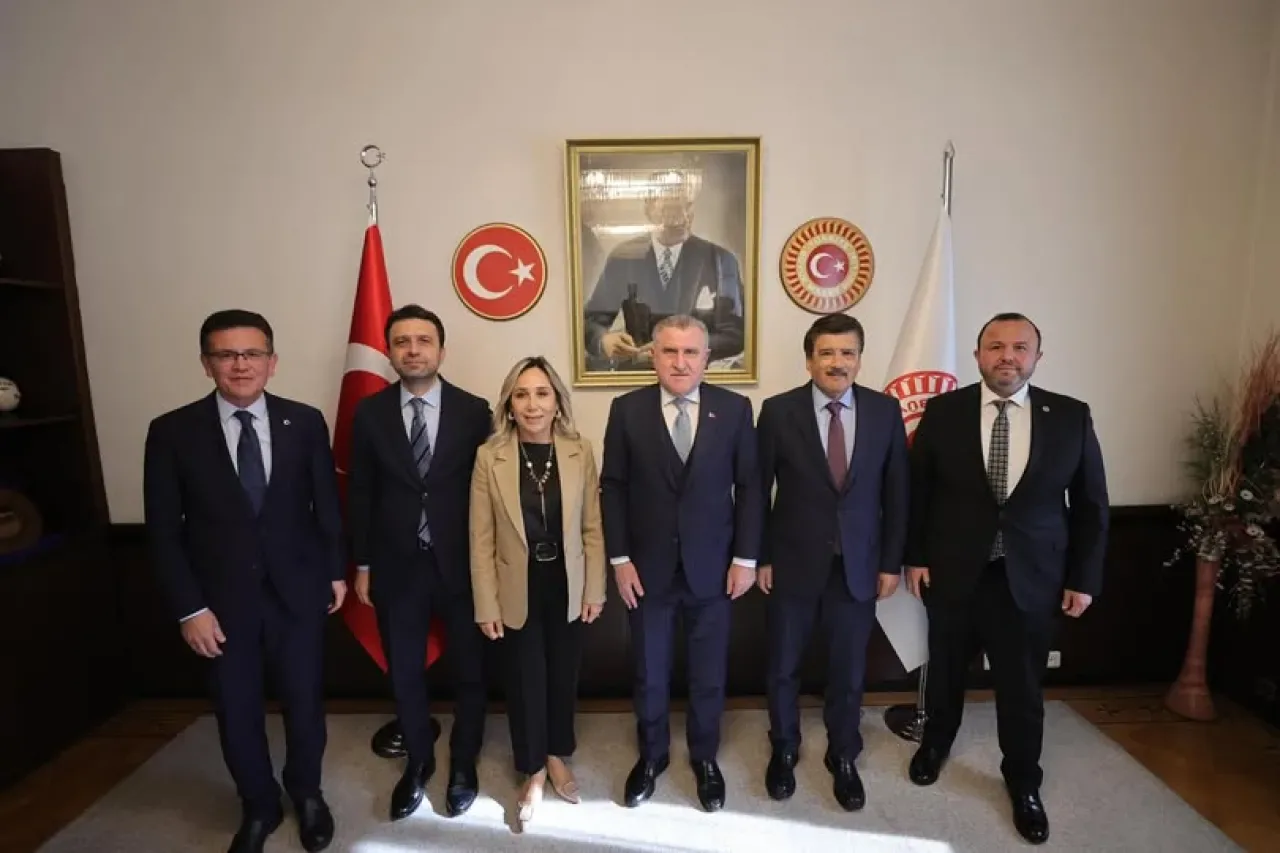 Antalya Milletvekili Kemal Çelik, Gençlik ve Spor Bakanı Osman Aşkın Bak ile Görüştü Antalya Milletvekili Kemal Çelik, Gençlik ve Spor Bakanı Osman Aşkın Bak ile Görüştü