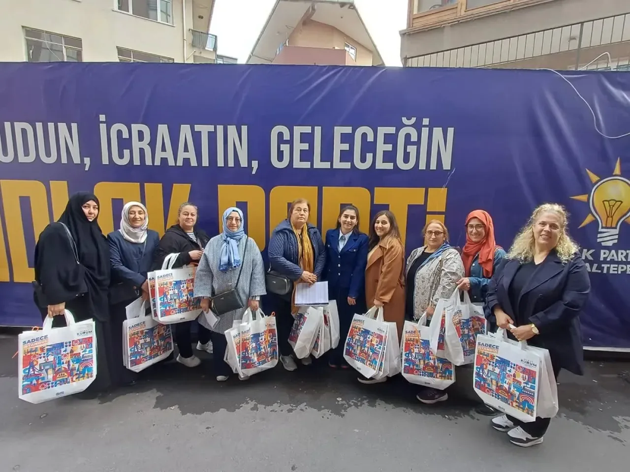 AK Parti Kadın Kolları Maltepe'de Mahalle Mahalle Vatandaşla Buluşuyor AK Parti Kadın Kolları Maltepe'de Mahalle Mahalle Vatandaşla Buluşuyor