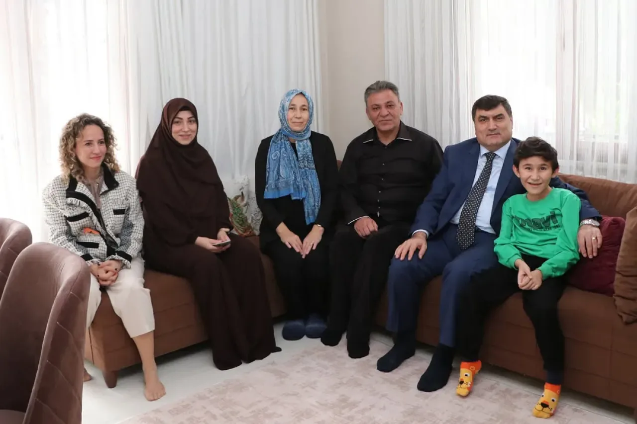 İstanbul Sultanbeyli'de Kaymakam Kemal Şahin Aileleri Ziyaret Etti İstanbul Sultanbeyli'de Kaymakam Kemal Şahin Aileleri Ziyaret Etti