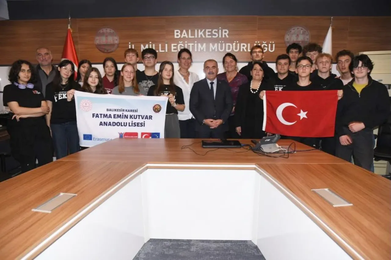 Balıkesir'de Erasmus Ziyareti: Çekya'dan Öğrenci ve Öğretmenler Kültürel Köprü Kurdu Balıkesir'de Erasmus Ziyareti: Çekya'dan Öğrenci ve Öğretmenler Kültürel Köprü Kurdu