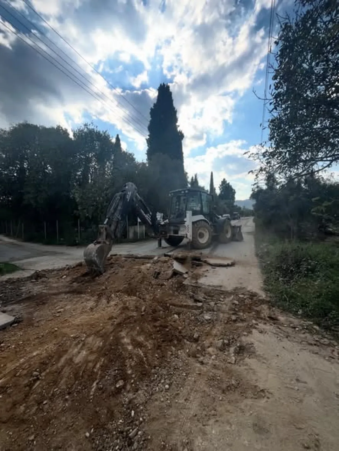 Kiraz Belediyesi ve İzmir Büyükşehir'den Suludere Mahallesi'ne Asfalt Yama Çalışması Kiraz Belediyesi ve İzmir Büyükşehir'den Suludere Mahallesi'ne Asfalt Yama Çalışması