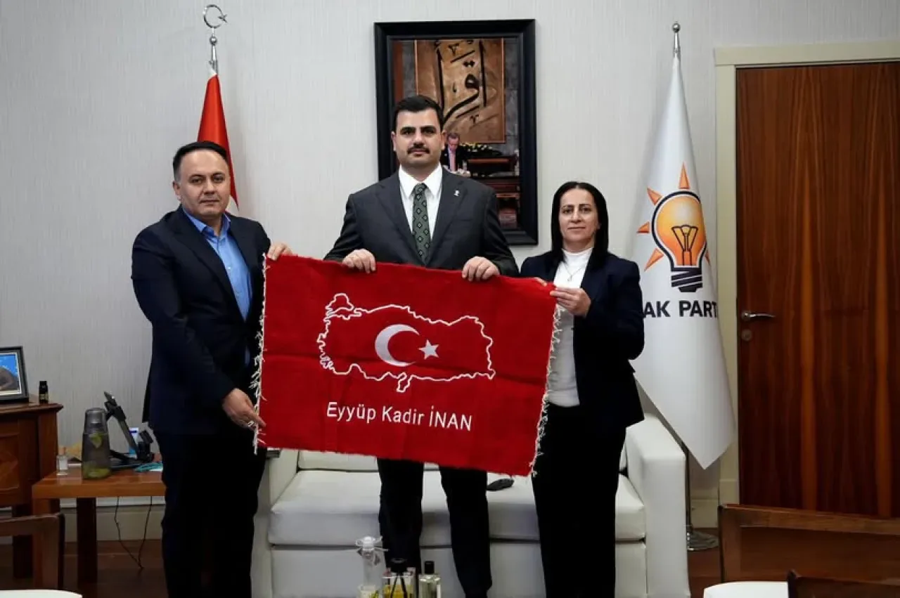 AK Parti İzmir Milletvekili Eyyüp Kadir İnan, MKYK Üyesi Münevver Ertuş'u Ağırladı AK Parti İzmir Milletvekili Eyyüp Kadir İnan, MKYK Üyesi Münevver Ertuş'u Ağırladı