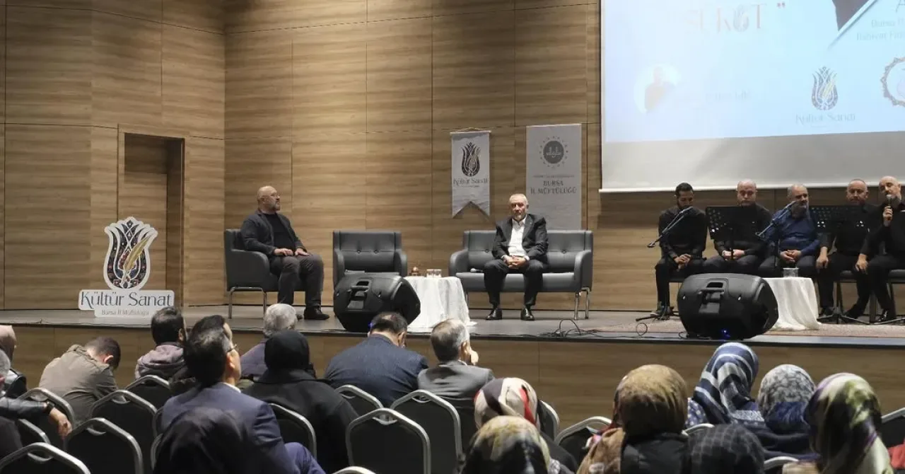 Bursa'da Beşinci Makam Sükût Programı'nda Prof. Dr. Adem Apak İzleyicilerle Buluştu Bursa'da Beşinci Makam Sükût Programı'nda Prof. Dr. Adem Apak İzleyicilerle Buluştu