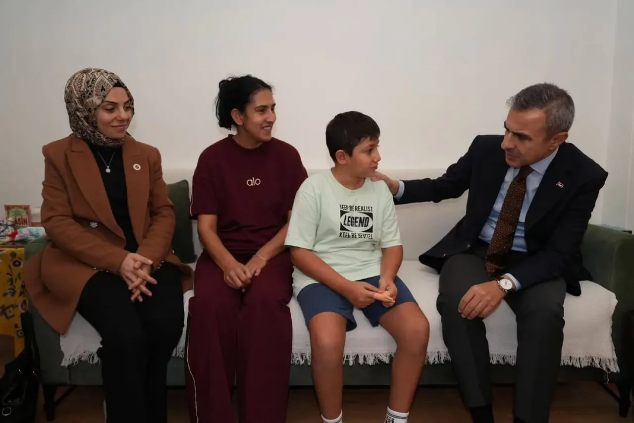 Beyoğlu Kaymakamı Aile Ziyaretleriyle Vefa Mesajı Verdi Beyoğlu Kaymakamı Aile Ziyaretleriyle Vefa Mesajı Verdi