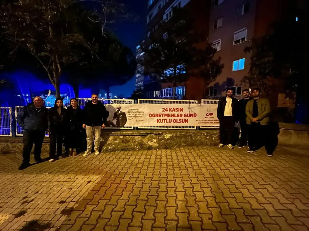 CHP Ataşehir Gençlik Kolları'ndan 24 Kasım'da Anlamlı Pankart CHP Ataşehir Gençlik Kolları'ndan 24 Kasım'da Anlamlı Pankart