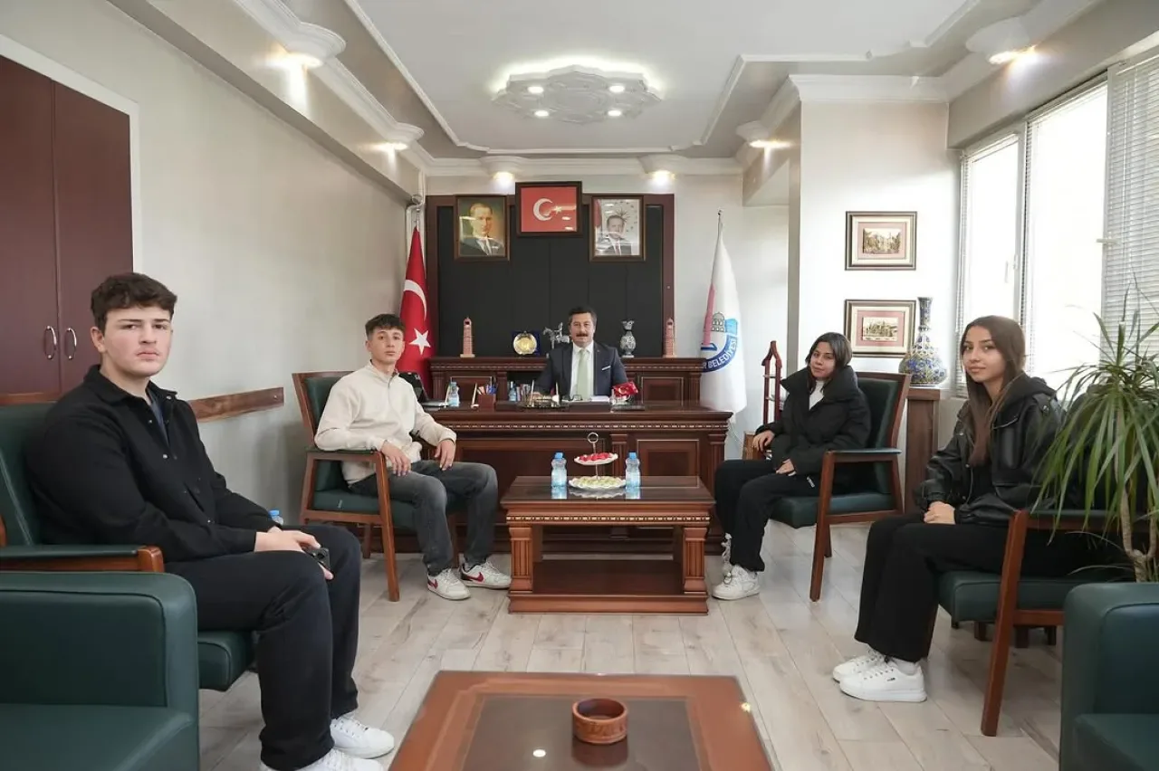 Yenişehirli Gençlerden Başkan Özel'e Anlamlı Ziyaret Yenişehirli Gençlerden Başkan Özel'e Anlamlı Ziyaret