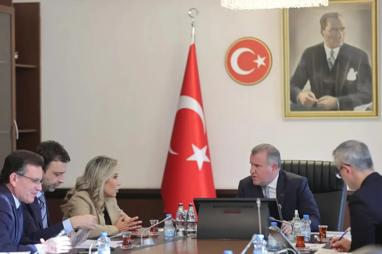 Antalya Milletvekili Vural, Gençlik ve Spor Bakanı Bak'ı Ziyaret Etti Antalya Milletvekili Vural, Gençlik ve Spor Bakanı Bak'ı Ziyaret Etti