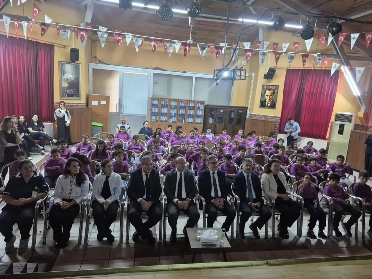 Ağız ve Diş Sağlığı Haftası'nda Fatih'te Öğrencilere Ağız Bakımı Eğitimi Ağız ve Diş Sağlığı Haftası'nda Fatih'te Öğrencilere Ağız Bakımı Eğitimi
