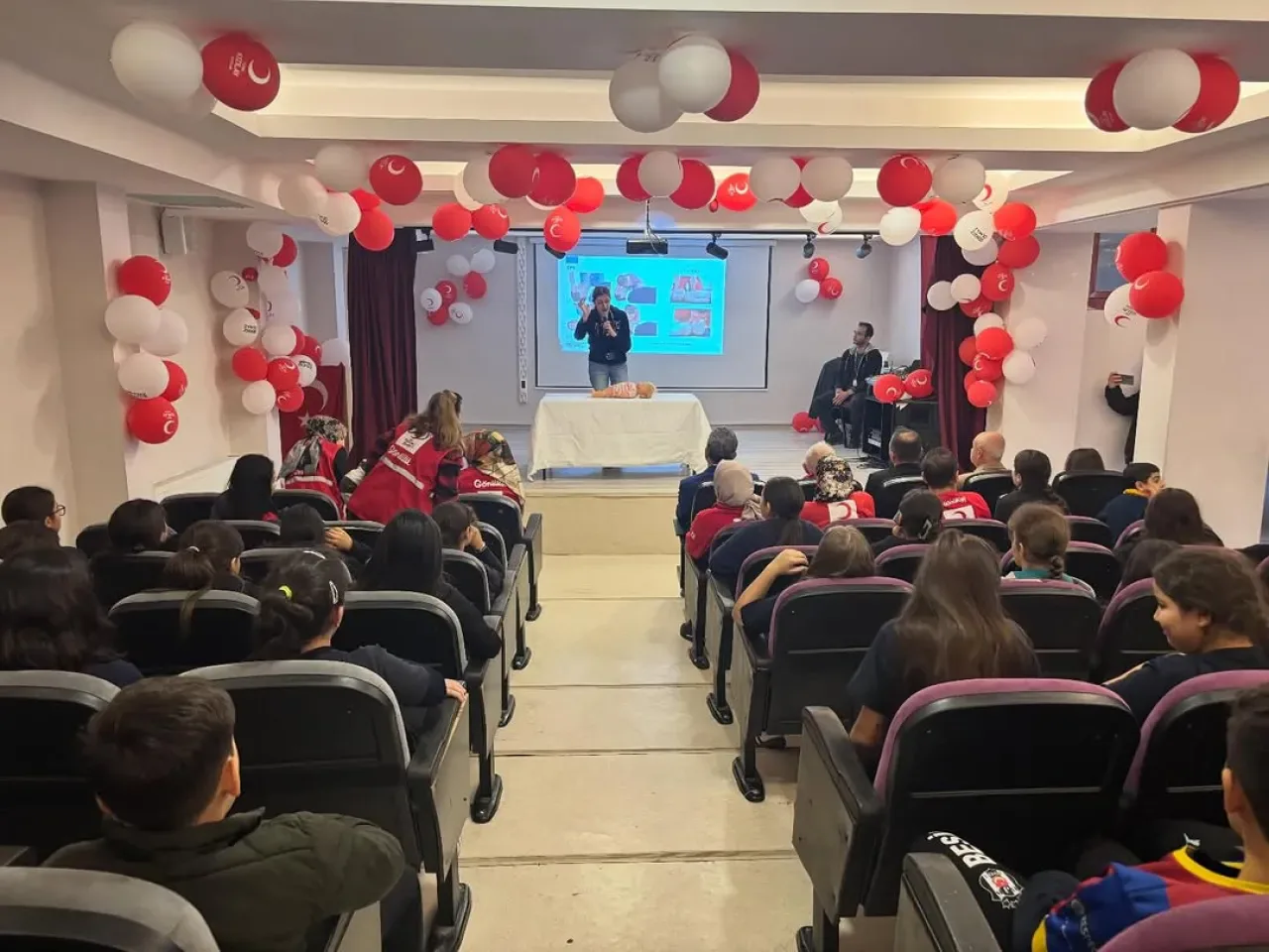 Avcılar'da Öğrencilere Uygulamalı İlk Yardım Eğitimi Verildi Avcılar'da Öğrencilere Uygulamalı İlk Yardım Eğitimi Verildi