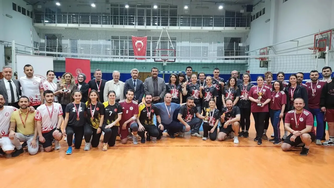 Kağıthane'de Öğretmenler Arası Voleybol Turnuvası Coşkuyla Tamamlandı Kağıthane'de Öğretmenler Arası Voleybol Turnuvası Coşkuyla Tamamlandı