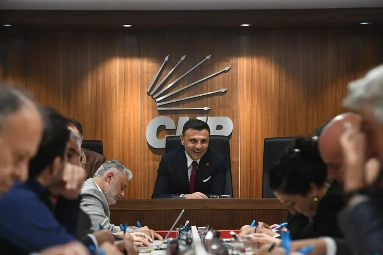 CHP İstanbul İlçe Başkanları Toplantısında Kayyum Ataması ve Kurultay Süreci Değerlendirildi CHP İstanbul İlçe Başkanları Toplantısında Kayyum Ataması ve Kurultay Süreci Değerlendirildi