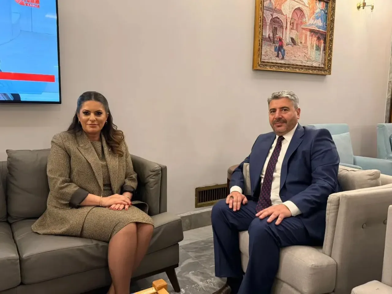 AK Parti Sincan İlçe Başkanı Mustafa Özcan, Jülide Sarıeroğlu'nu Ziyaret Etti AK Parti Sincan İlçe Başkanı Mustafa Özcan, Jülide Sarıeroğlu'nu Ziyaret Etti