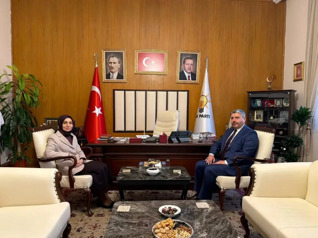 AK Parti Sincan İlçe Başkanı Mustafa Özcan, Milletvekili Leyla Şahin Usta'yı Ziyaret Etti AK Parti Sincan İlçe Başkanı Mustafa Özcan, Milletvekili Leyla Şahin Usta'yı Ziyaret Etti