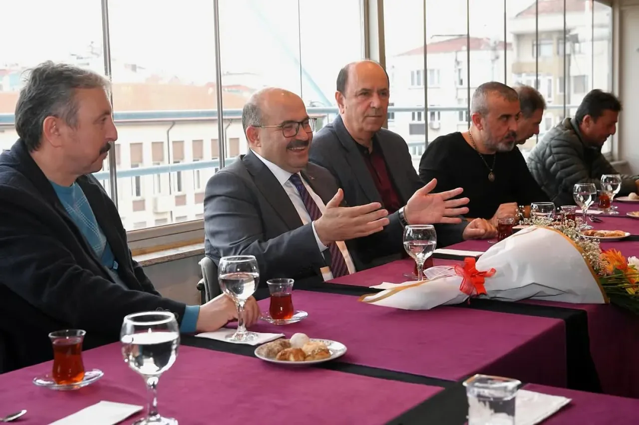 Balıkesir Valisi Ustaoğlu, Balıkesir Karadenizliler Derneği'ni Ziyaret Etti Balıkesir Valisi Ustaoğlu, Balıkesir Karadenizliler Derneği'ni Ziyaret Etti