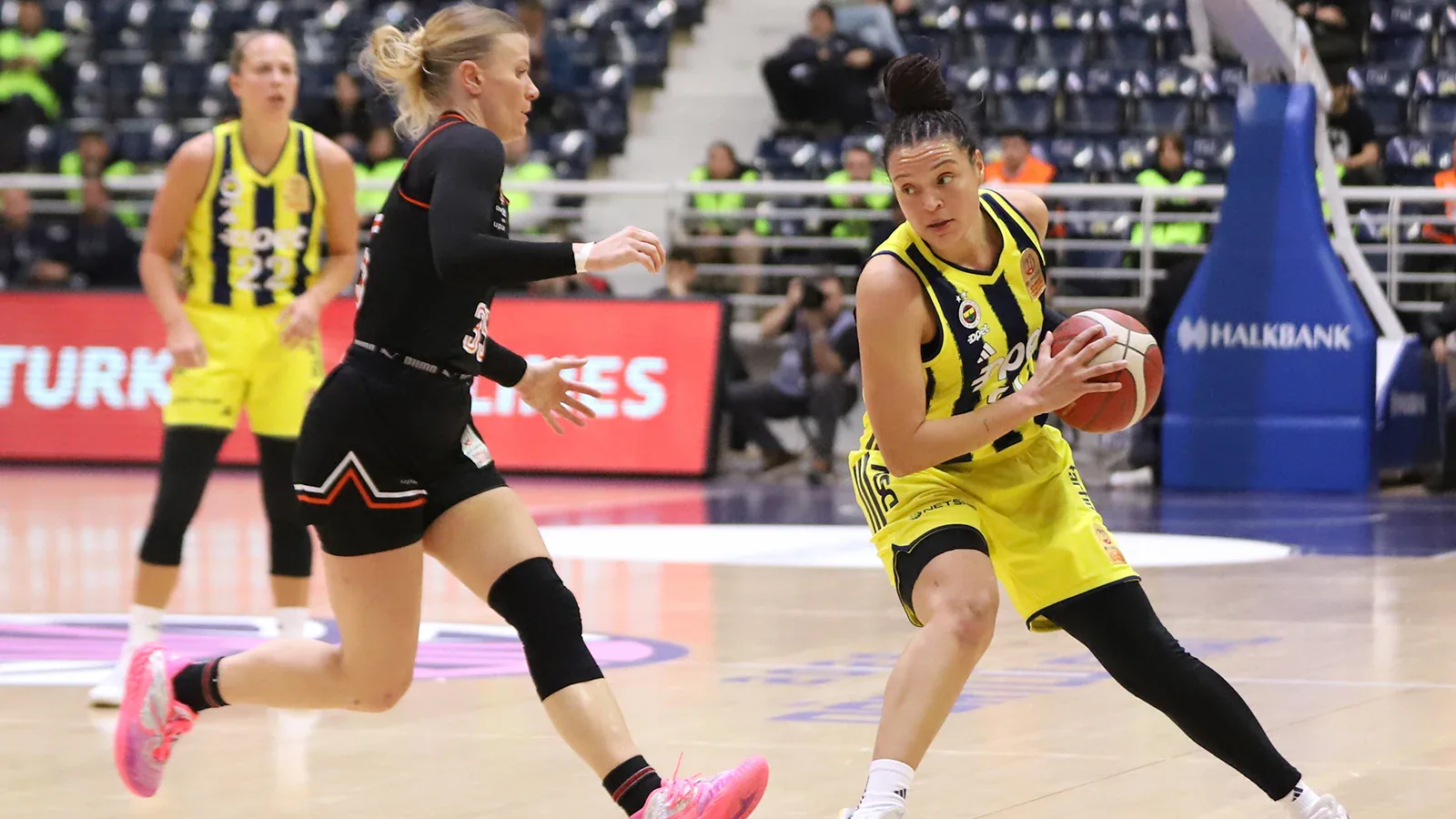 Fenerbahçe Opet'te Kayla McBride Şoku: Yıldız Oyuncu Operasyona Giriyor Fenerbahçe Opet'te Kayla McBride Şoku: Yıldız Oyuncu Operasyona Giriyor