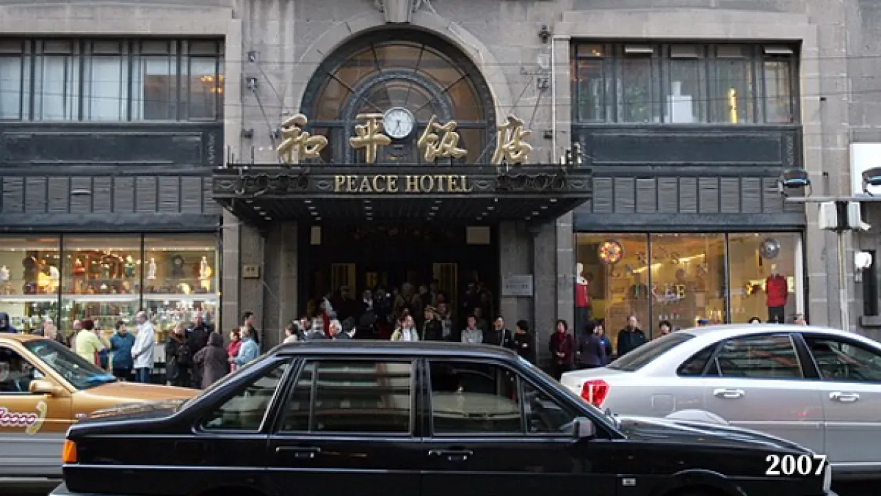 Shanghai'ın Tarihi Simgesi Fairmont Peace Hotel, "Blossoms" Dizisi ile Popülerlik Kazandı Shanghai'ın Tarihi Simgesi Fairmont Peace Hotel, "Blossoms" Dizisi ile Popülerlik Kazandı