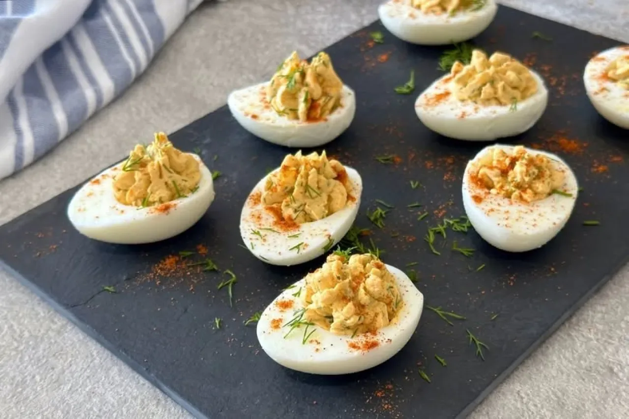 Deviled Eggs Tarifi: Yumurtayı Farklı Bir Şekilde Değerlendirin Deviled Eggs Tarifi: Yumurtayı Farklı Bir Şekilde Değerlendirin