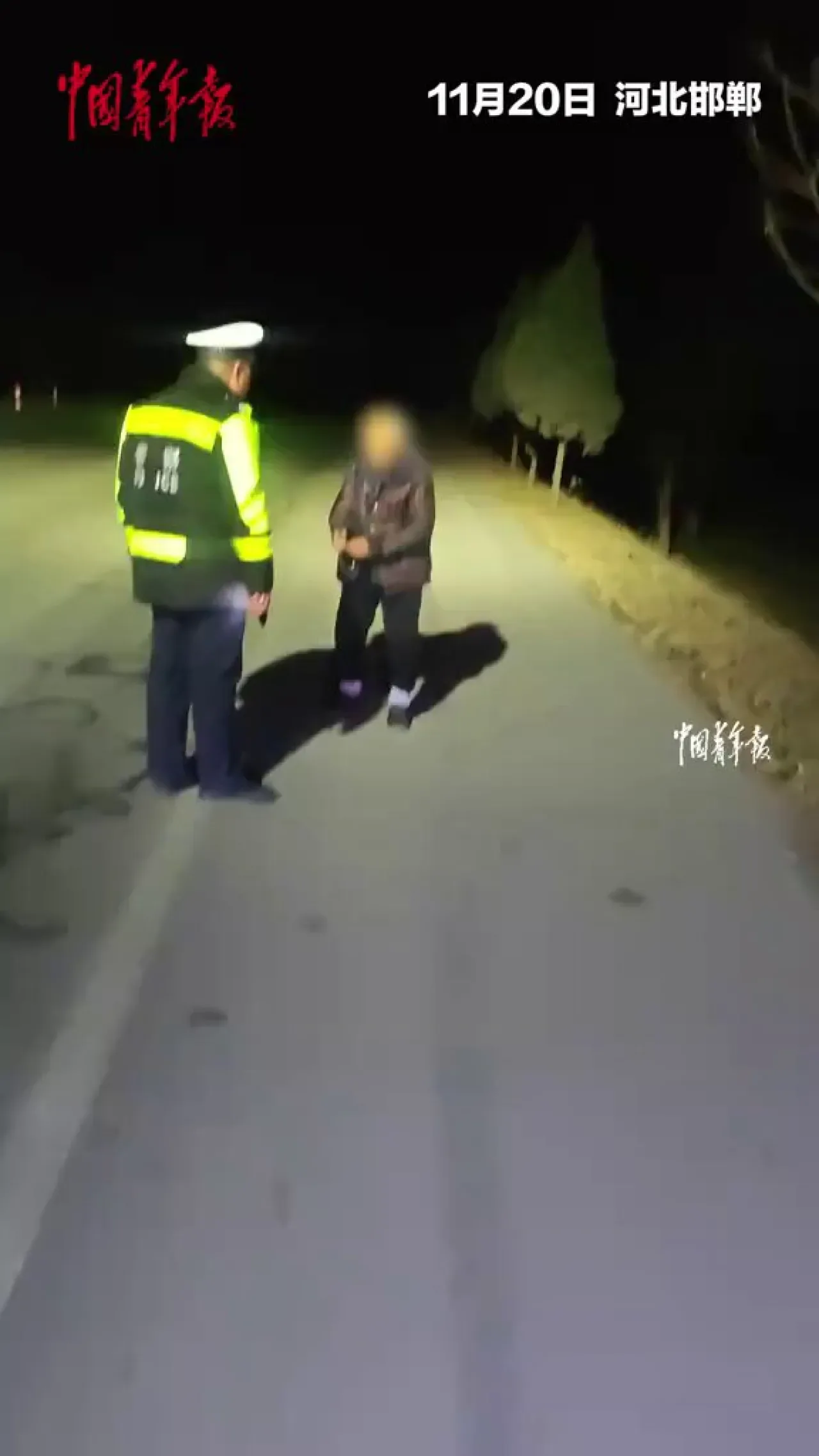 90 Yaşındaki Kayıp Kadın, Polis Ekiplerinin Gece Yarısı Yardımıyla Eve Döndü 90 Yaşındaki Kayıp Kadın, Polis Ekiplerinin Gece Yarısı Yardımıyla Eve Döndü