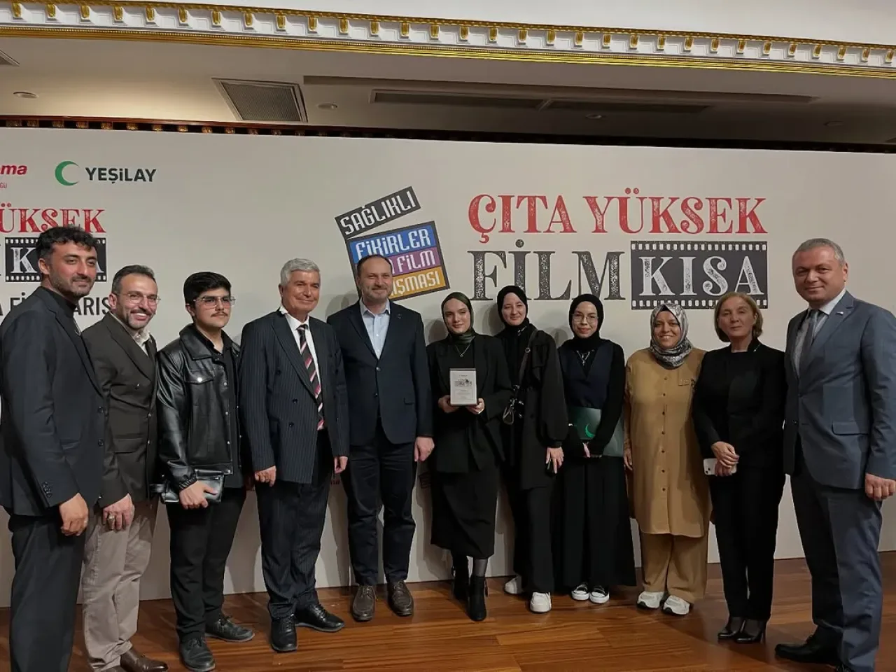 İstanbul Aydın Üniversitesi Genç Yeşilay Başkanı'nın Filmi 'Karar' ile Ödül Aldı İstanbul Aydın Üniversitesi Genç Yeşilay Başkanı'nın Filmi 'Karar' ile Ödül Aldı