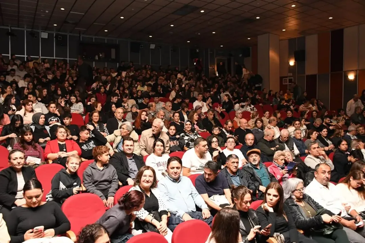 Aile Yılı Etkinlikleri Kapsamında Kuşaklar Buluştu: "Buzlar Çözülmeden" Tiyatrosu Aile Yılı Etkinlikleri Kapsamında Kuşaklar Buluştu: "Buzlar Çözülmeden" Tiyatrosu