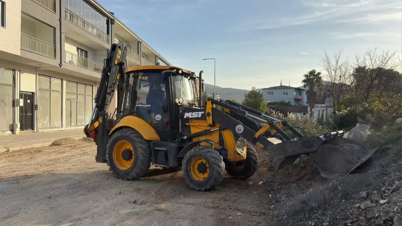Gemlik'te 22 Arsa Temizlenerek Çevre Düzeni Sağlandı Gemlik'te 22 Arsa Temizlenerek Çevre Düzeni Sağlandı