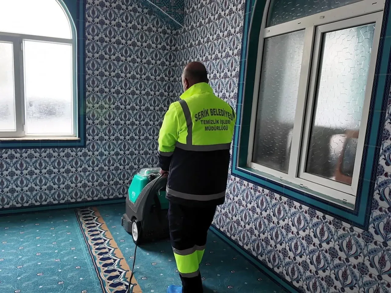 Serik Belediyesi İlçedeki Cami ve Mescitlerin Halı Yıkama Çalışmalarını Sürdürüyor Serik Belediyesi İlçedeki Cami ve Mescitlerin Halı Yıkama Çalışmalarını Sürdürüyor