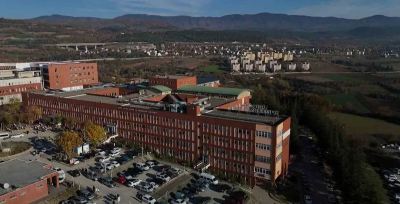 Bolu'da Üniversite Öğrencilerinde Yemekhane Zehirlenmesi Şüphesi Bolu'da Üniversite Öğrencilerinde Yemekhane Zehirlenmesi Şüphesi