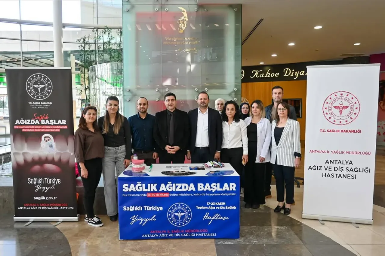 Antalya'da Ağız ve Diş Sağlığı Haftası Etkinlikleri Kapsamında Bilgilendirme Standı Açıldı Antalya'da Ağız ve Diş Sağlığı Haftası Etkinlikleri Kapsamında Bilgilendirme Standı Açıldı