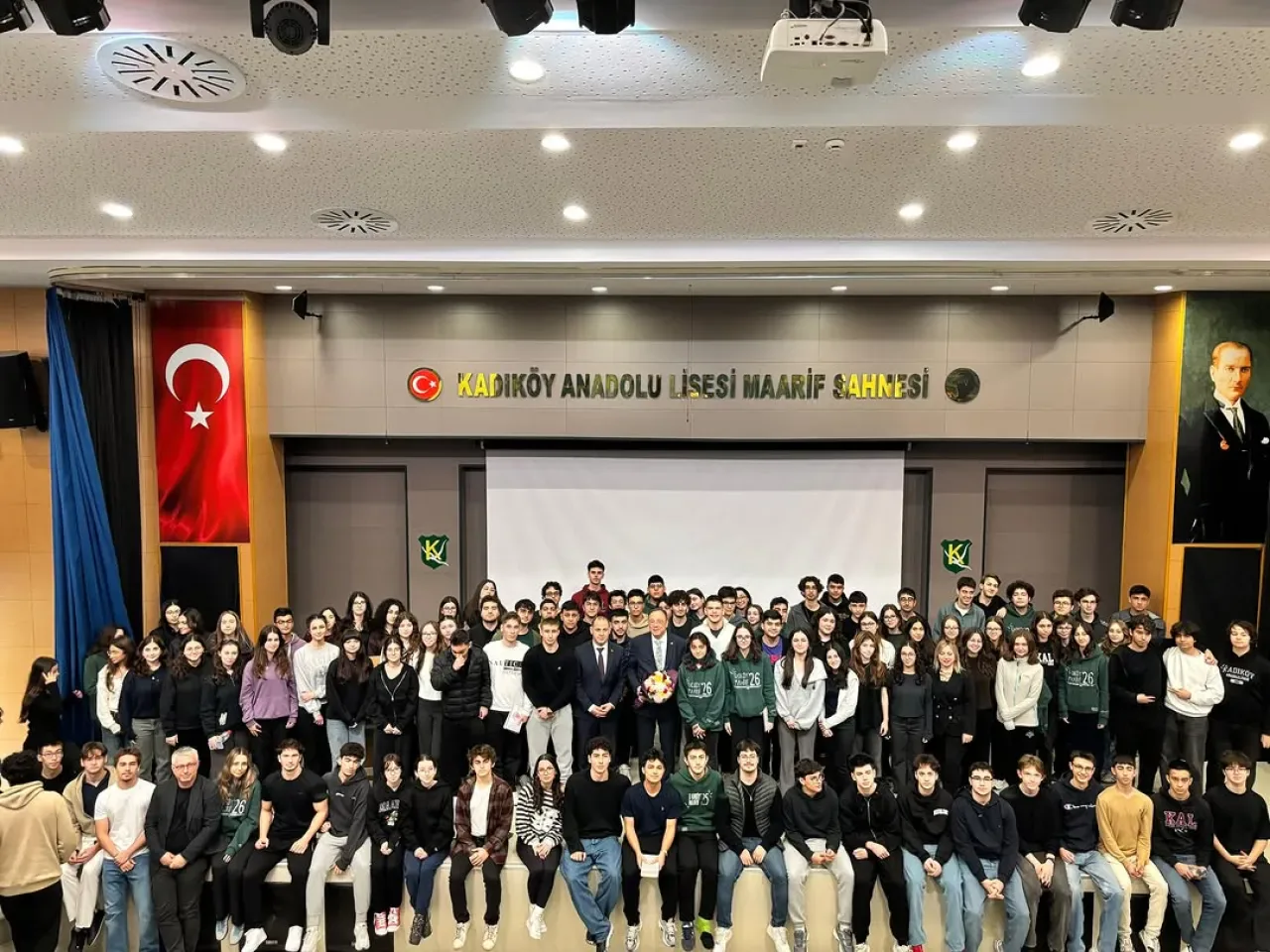 İstinyeli Dekan Kılıç, Kadıköy Anadolu Lisesi'nde Öğrencilerle Buluştu İstinyeli Dekan Kılıç, Kadıköy Anadolu Lisesi'nde Öğrencilerle Buluştu