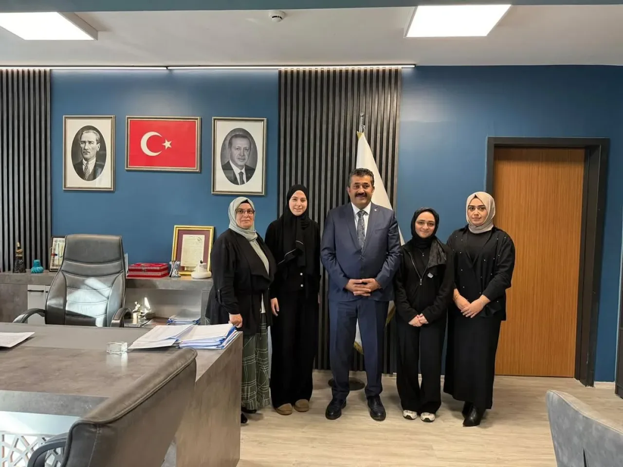 Hasbahçe Kız Anadolu İmam Hatip Lisesi Öğrencileri Öğretmenler Günü'nde Müdür Hoşyiğit ile Röportaj Yaptı Hasbahçe Kız Anadolu İmam Hatip Lisesi Öğrencileri Öğretmenler Günü'nde Müdür Hoşyiğit ile Röportaj Yaptı