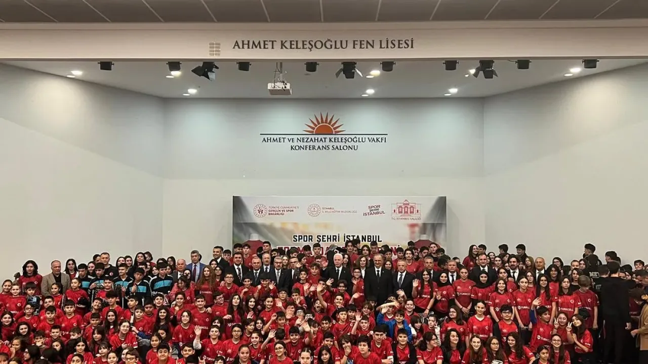 İstanbul'da Lisanslı Öğrencilere Milli Takım Forması Hediye Edildi İstanbul'da Lisanslı Öğrencilere Milli Takım Forması Hediye Edildi