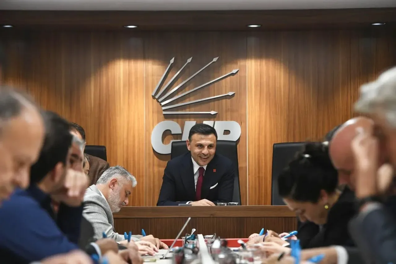 CHP Kadıköy İlçe Başkanı Caner Sarıtaş, İl Başkanı Özgür Celik Öncülüğündeki Toplantıya Katıldı CHP Kadıköy İlçe Başkanı Caner Sarıtaş, İl Başkanı Özgür Celik Öncülüğündeki Toplantıya Katıldı